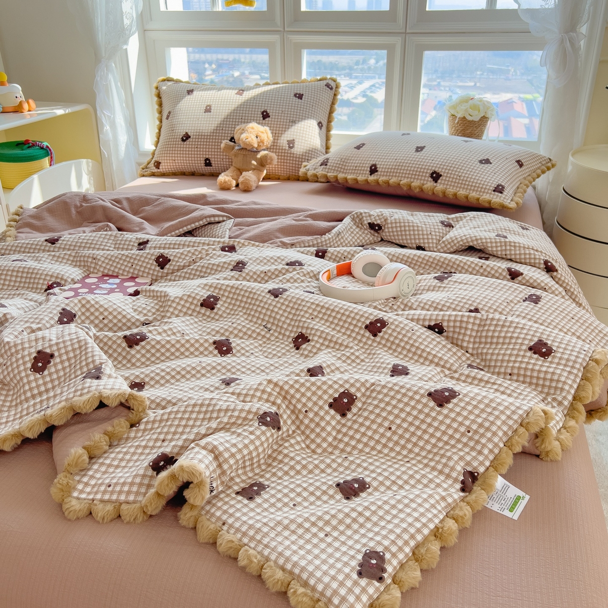 91家纺网 家纺一手货源 找家纺 宝士康家纺 2026新款10A抗菌毛球花边邹邹纱夏被 乐趣