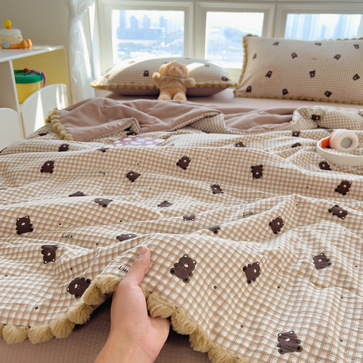 91家纺网 家纺一手货源 找家纺 宝士康家纺 2026新款10A抗菌毛球花边邹邹纱夏被 乐趣