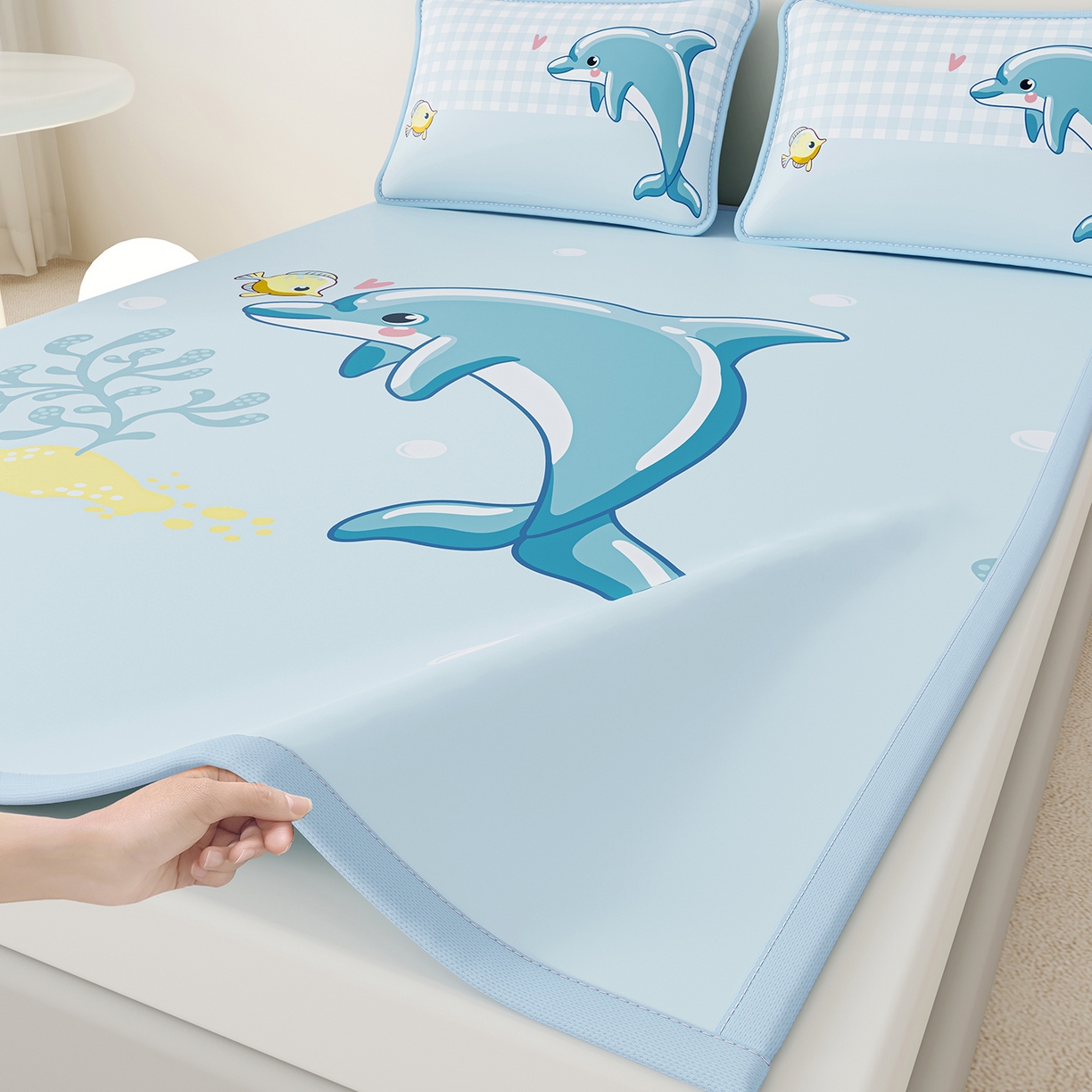 91家纺网 家纺一手货源 找家纺 奇丝雅 2026A类数码印花大版卡通冰丝凉席双人席可机洗学生宿舍空调软席三件套三明治网底 海豚奇遇