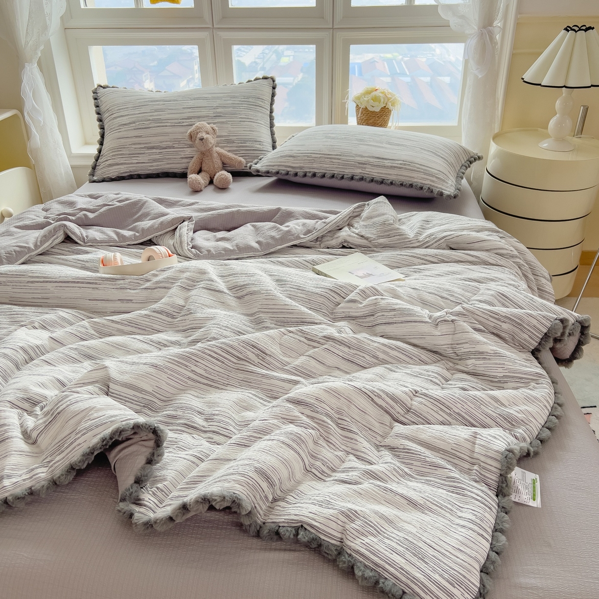 91家纺网 家纺一手货源 找家纺 宝士康家纺 2026新款10A抗菌毛球花边邹邹纱夏被 素锦纹