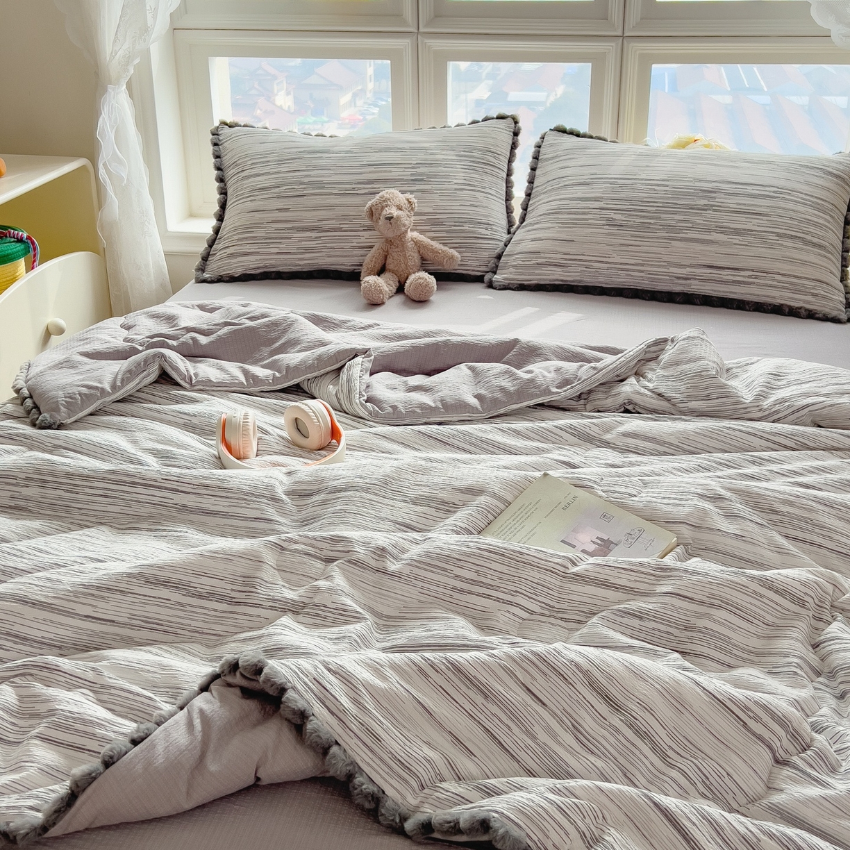 91家纺网 家纺一手货源 找家纺 宝士康家纺 2026新款10A抗菌毛球花边邹邹纱夏被 素锦纹