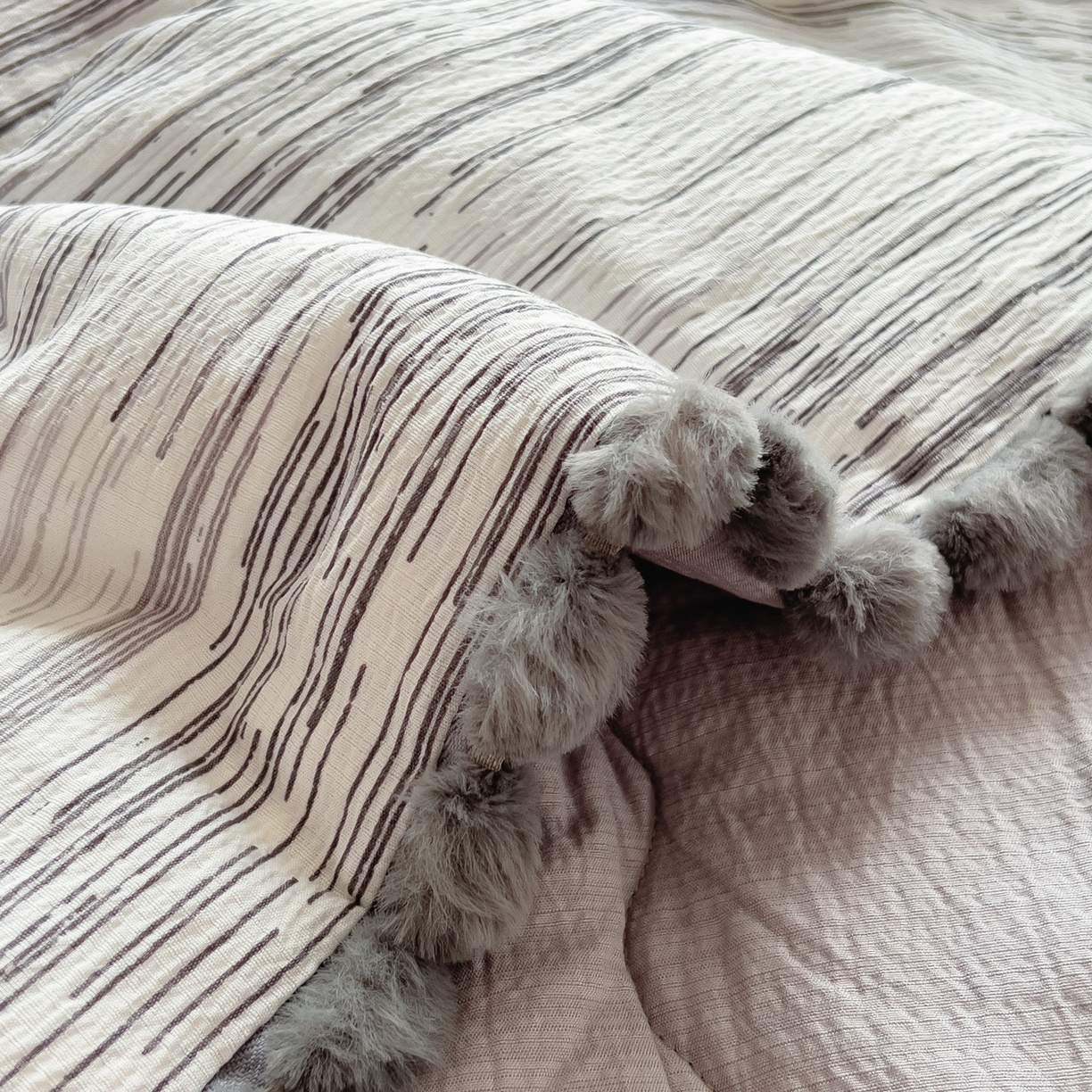 91家纺网 家纺一手货源 找家纺 宝士康家纺 2026新款10A抗菌毛球花边邹邹纱夏被 素锦纹