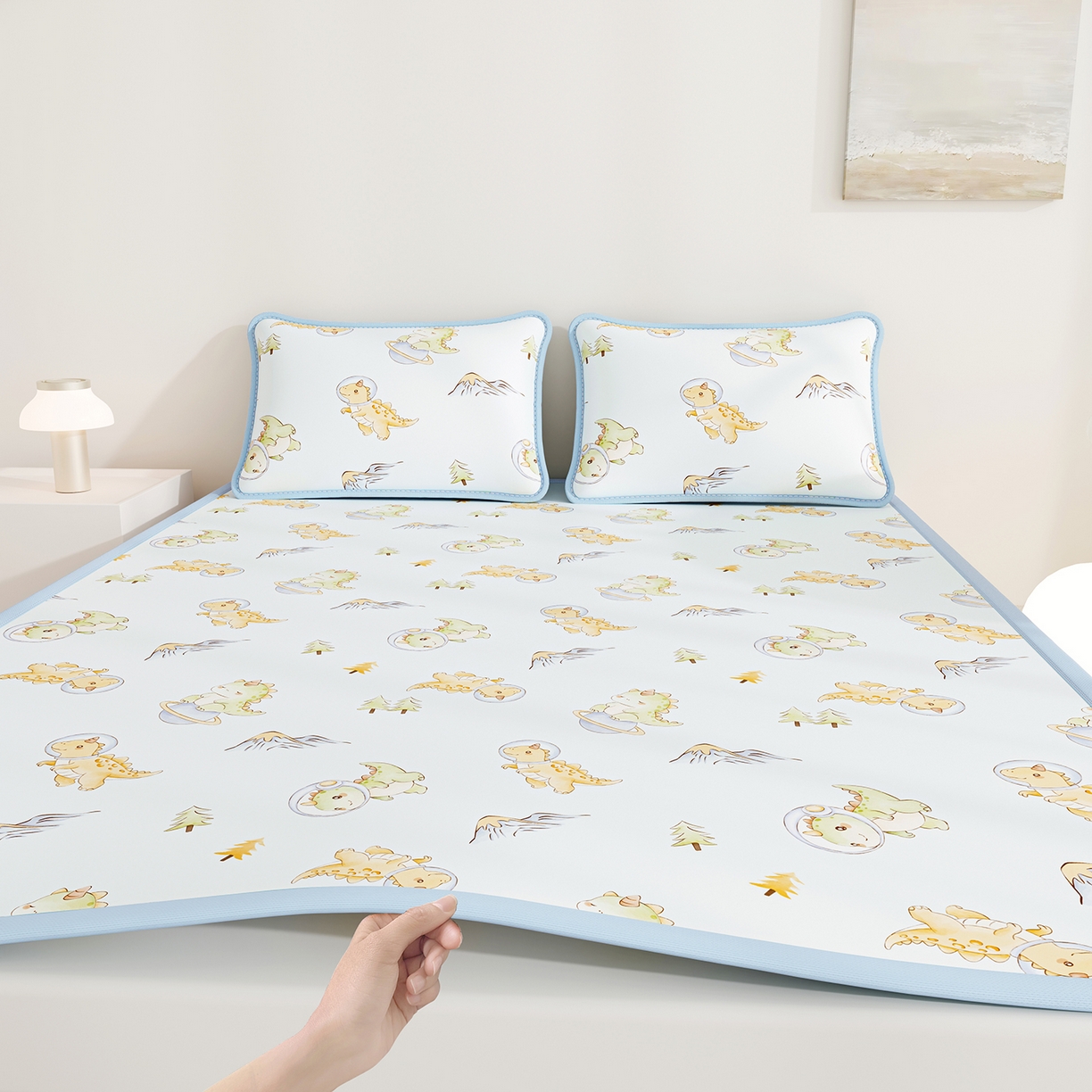 91家纺网 家纺一手货源 找家纺 奇丝雅 2026A类数码印花大版卡通冰丝凉席双人席可机洗学生宿舍空调软席三件套三明治网底 呆萌恐龙