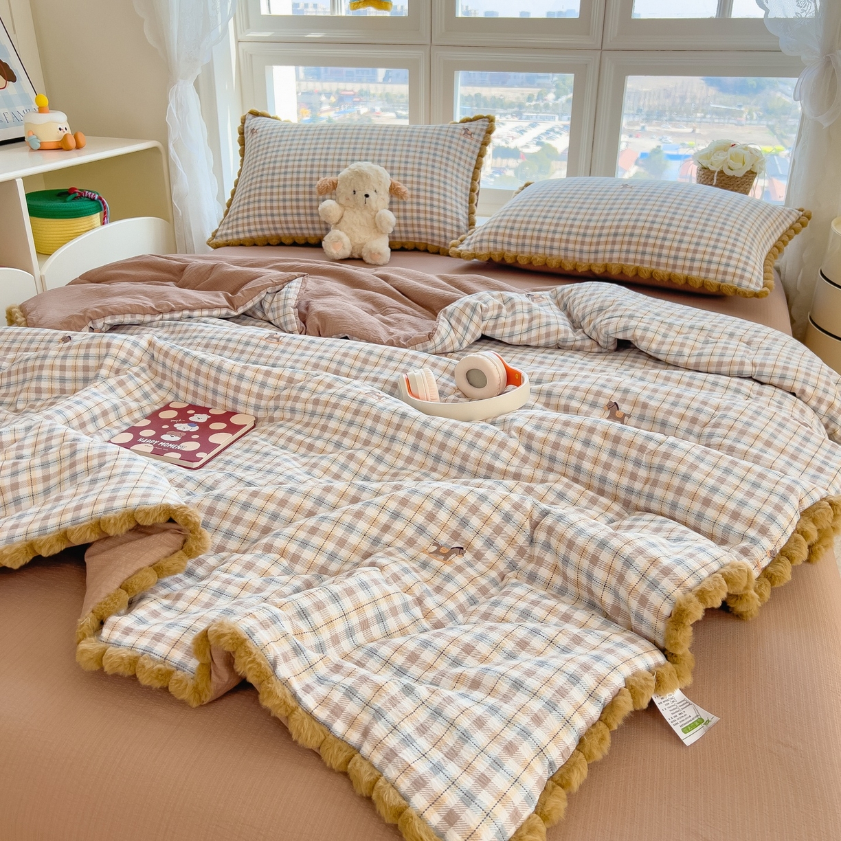 91家纺网 家纺一手货源 找家纺 宝士康家纺 2026新款10A抗菌毛球花边邹邹纱夏被 雾格马