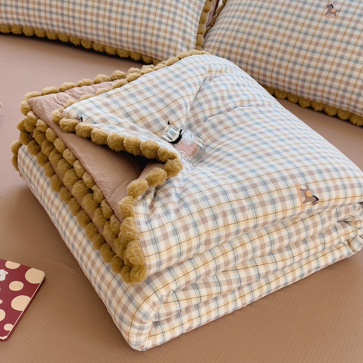 91家纺网 家纺一手货源 找家纺 宝士康家纺 2026新款10A抗菌毛球花边邹邹纱夏被 雾格马