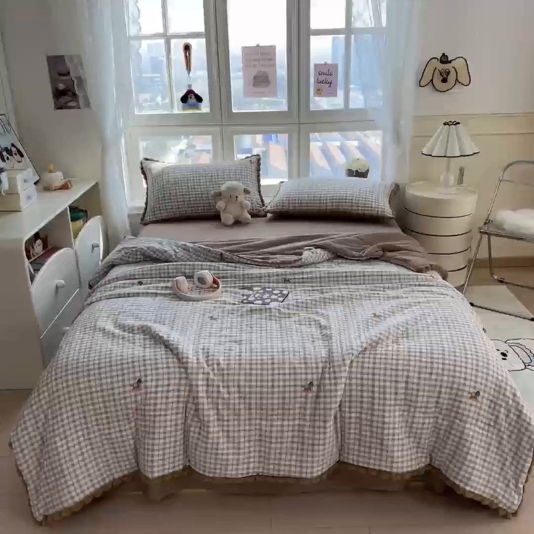 91家纺网 家纺一手货源 找家纺 宝士康家纺 2026新款10A抗菌毛球花边邹邹纱夏被 雾格马