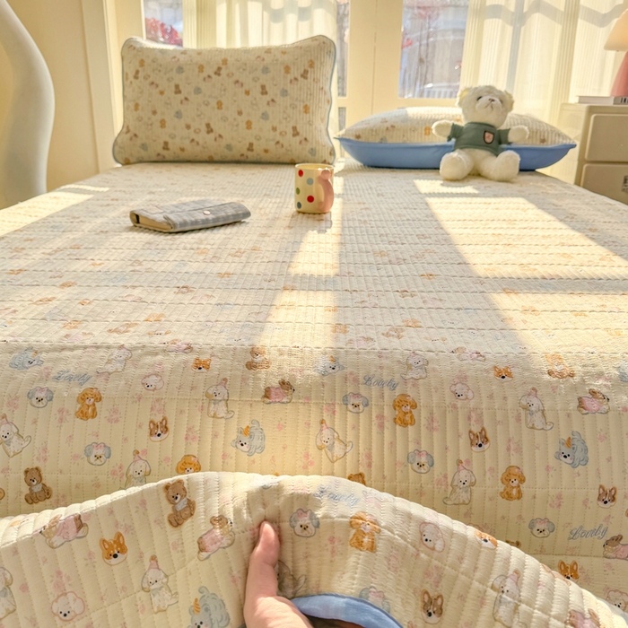 91家纺网 家纺一手货源 找家纺 晓时候 2026新款双层纱印花单床盖床盖单件单品床盖 奶芙狗