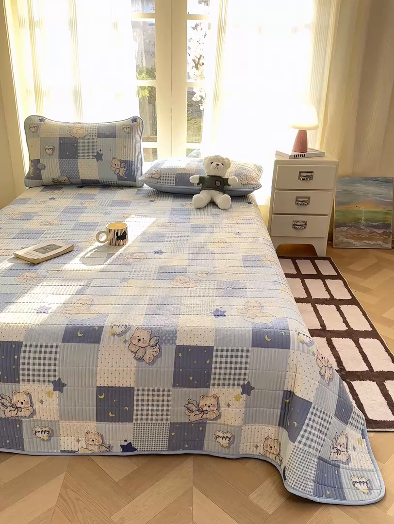 91家纺网 家纺一手货源 找家纺 晓时候 2026新款双层纱印花单床盖床盖单件单品床盖 蓝色泡芙狗