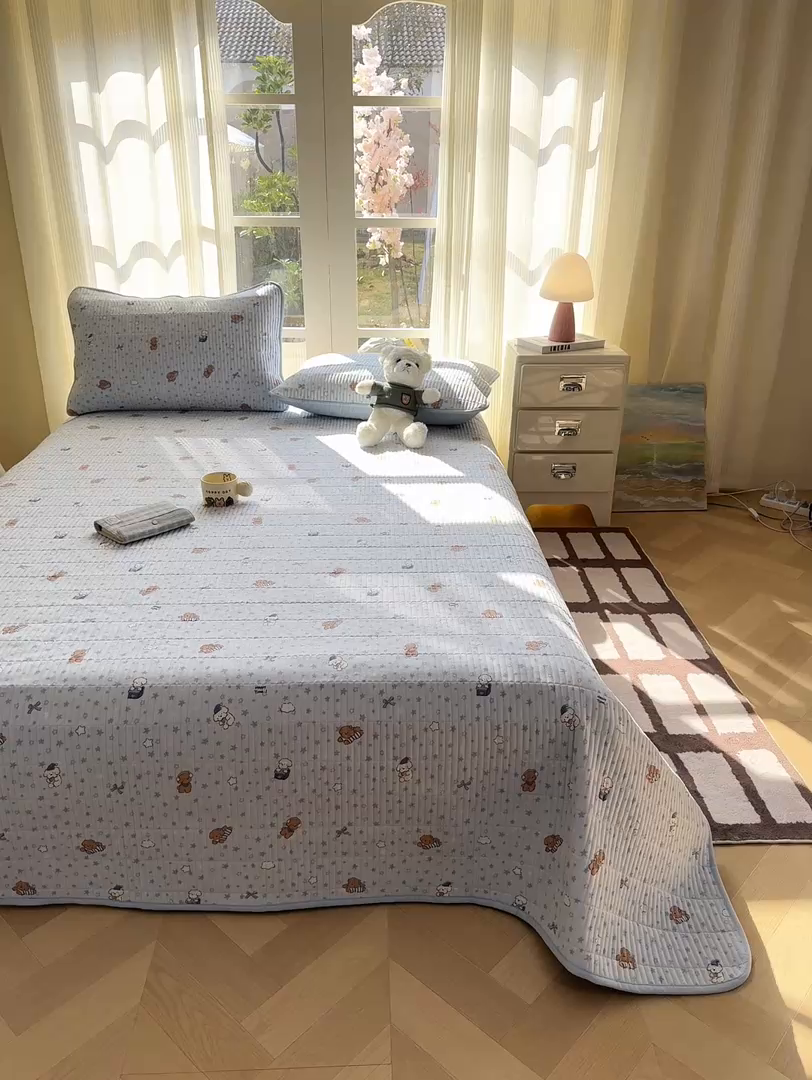 91家纺网 家纺一手货源 找家纺 晓时候 2026新款双层纱印花单床盖床盖单件单品床盖 俏皮狗