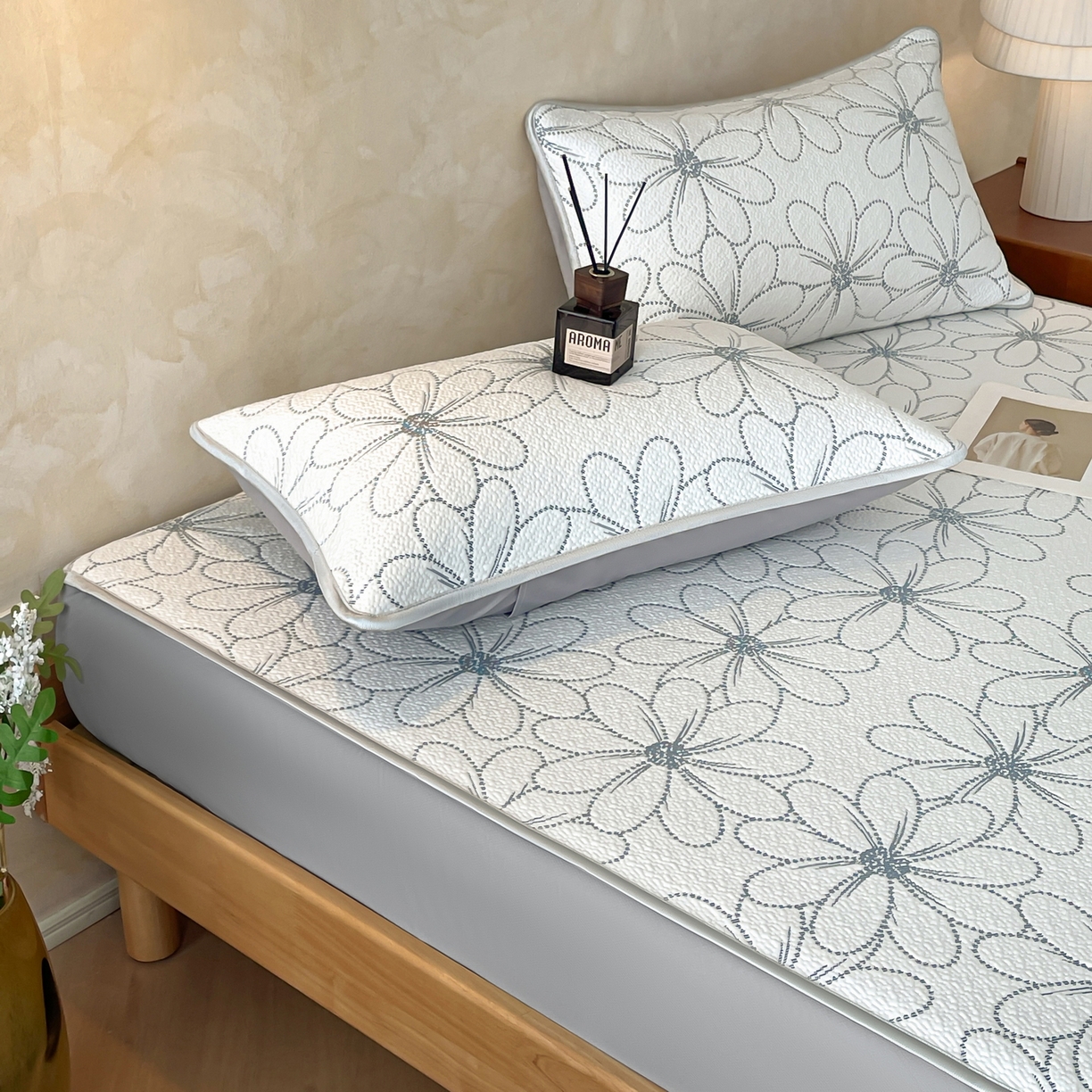 91家纺网 家纺一手货源 找家纺 羚羊语家纺 2026新款PE提花凉泡泡席床笠款460克冰萃席凉豆豆夏季几何轻奢凉感软席子三件套【配包装】 冰萃席-花沁