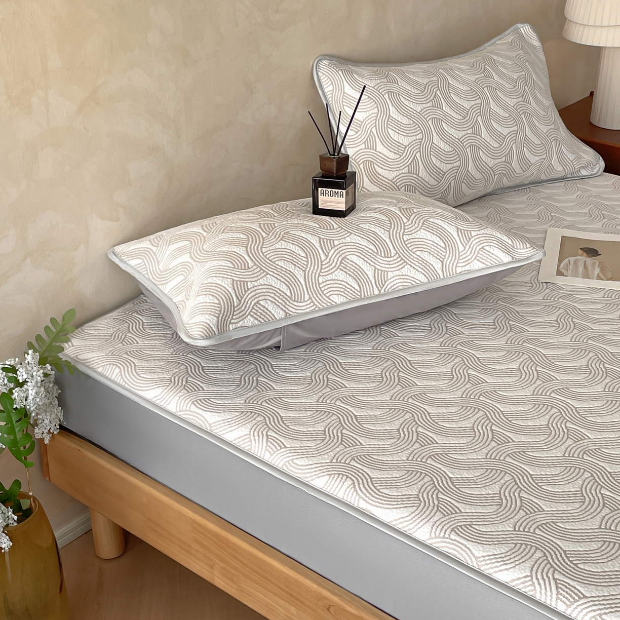 91家纺网 家纺一手货源 找家纺 羚羊语家纺 2026新款PE提花凉泡泡席床笠款460克冰萃席凉豆豆夏季几何轻奢凉感软席子三件套【配包装】 冰萃席-纹屿