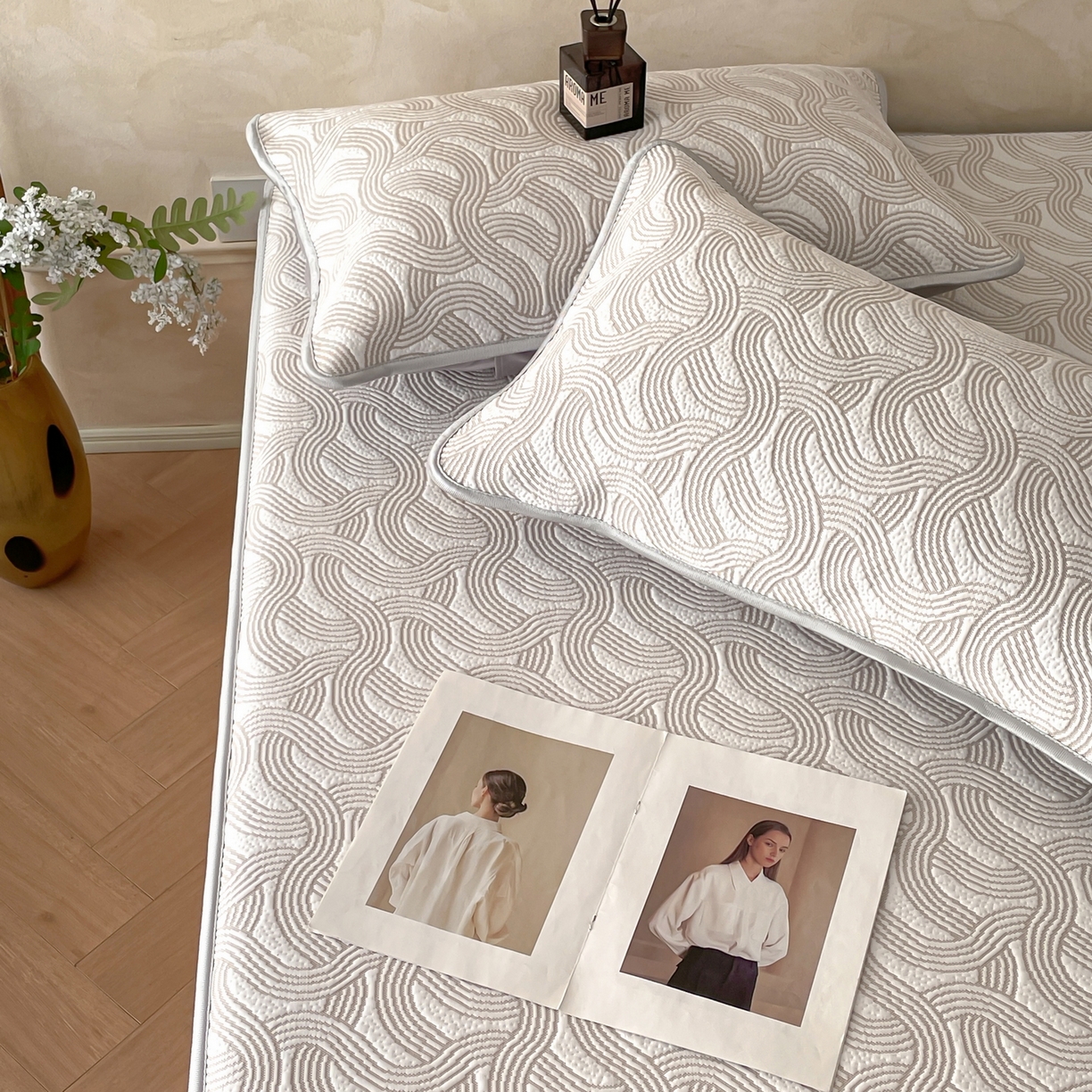 91家纺网 家纺一手货源 找家纺 羚羊语家纺 2026新款PE提花凉泡泡席床笠款460克冰萃席凉豆豆夏季几何轻奢凉感软席子三件套【配包装】 冰萃席-纹屿