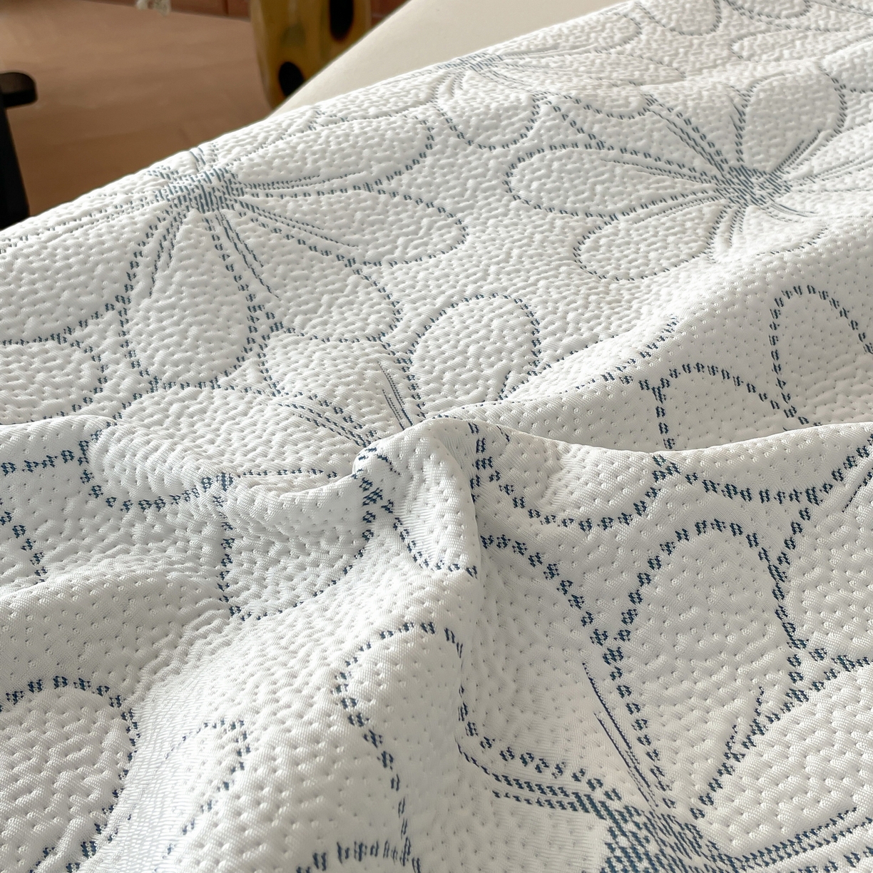 91家纺网 家纺一手货源 找家纺 羚羊语家纺 2026新款PE提花凉泡泡席床笠款460克冰萃席凉豆豆夏季几何轻奢凉感软席子三件套【配包装】 冰萃席-花沁