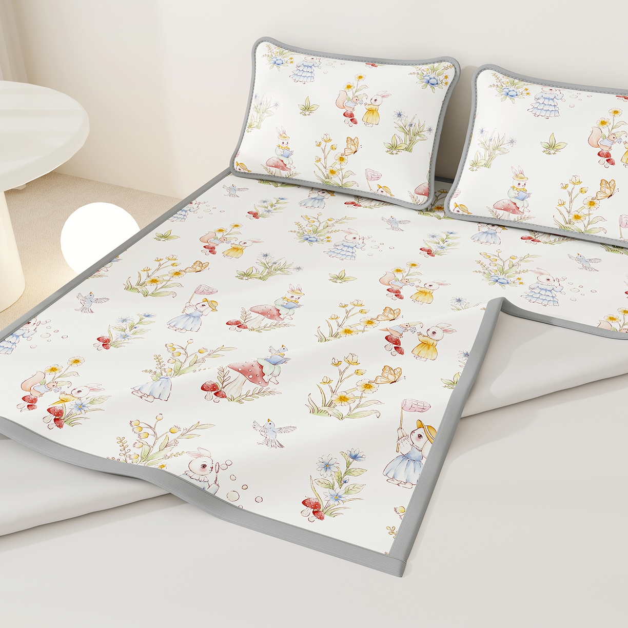 91家纺网 家纺一手货源 找家纺 奇丝雅 2026A类数码印花大版卡通冰丝凉席双人席可机洗学生宿舍空调软席三件套三明治网底 精灵小兔