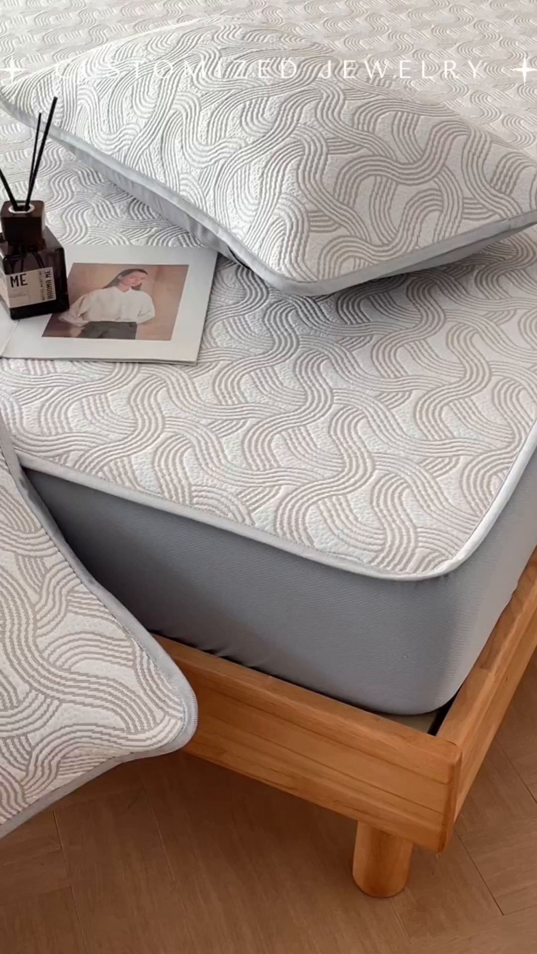 91家纺网 家纺一手货源 找家纺 羚羊语家纺 2026新款PE提花凉泡泡席床笠款460克冰萃席凉豆豆夏季几何轻奢凉感软席子三件套【配包装】 冰萃席-纹屿