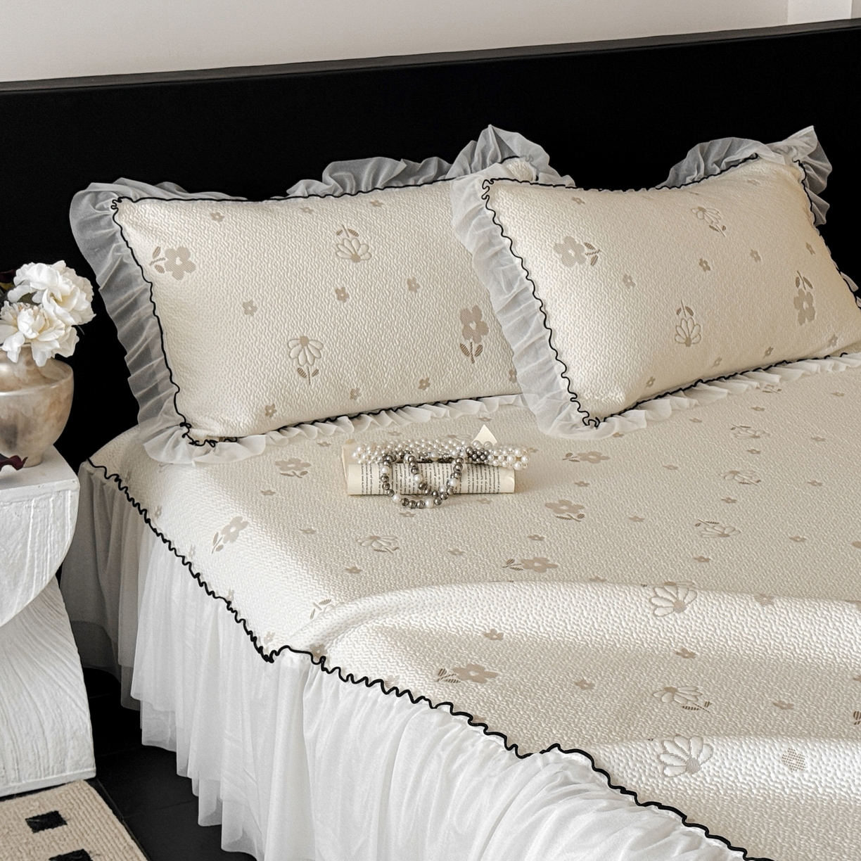 91家纺网 家纺一手货源 找家纺 （总）羚羊语家纺 2026新款韩式PE提花凉泡泡席床裙款中分子【凉感值>2.0】花边乙纶冰豆豆夏季凉感冰丝软席三件套