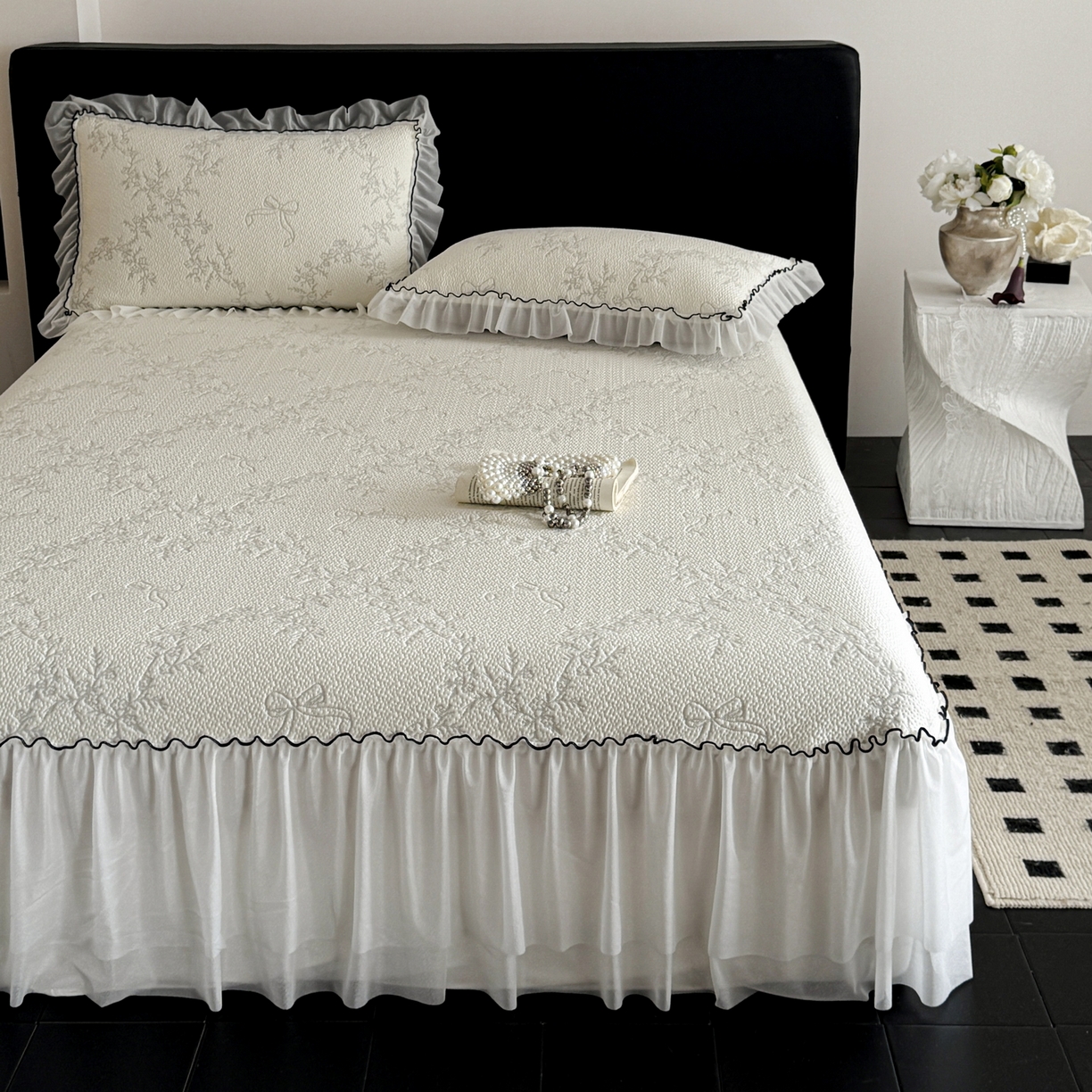 91家纺网 家纺一手货源 找家纺 （总）羚羊语家纺 2026新款韩式PE提花凉泡泡席床裙款中分子【凉感值>2.0】花边乙纶冰豆豆夏季凉感冰丝软席三件套