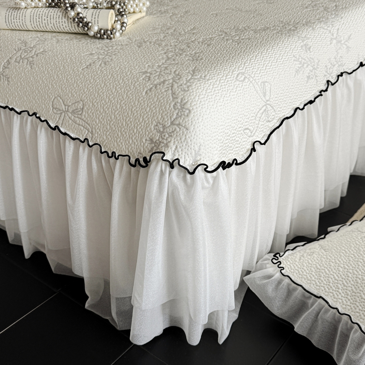 91家纺网 家纺一手货源 找家纺 （总）羚羊语家纺 2026新款韩式PE提花凉泡泡席床裙款中分子【凉感值>2.0】花边乙纶冰豆豆夏季凉感冰丝软席三件套