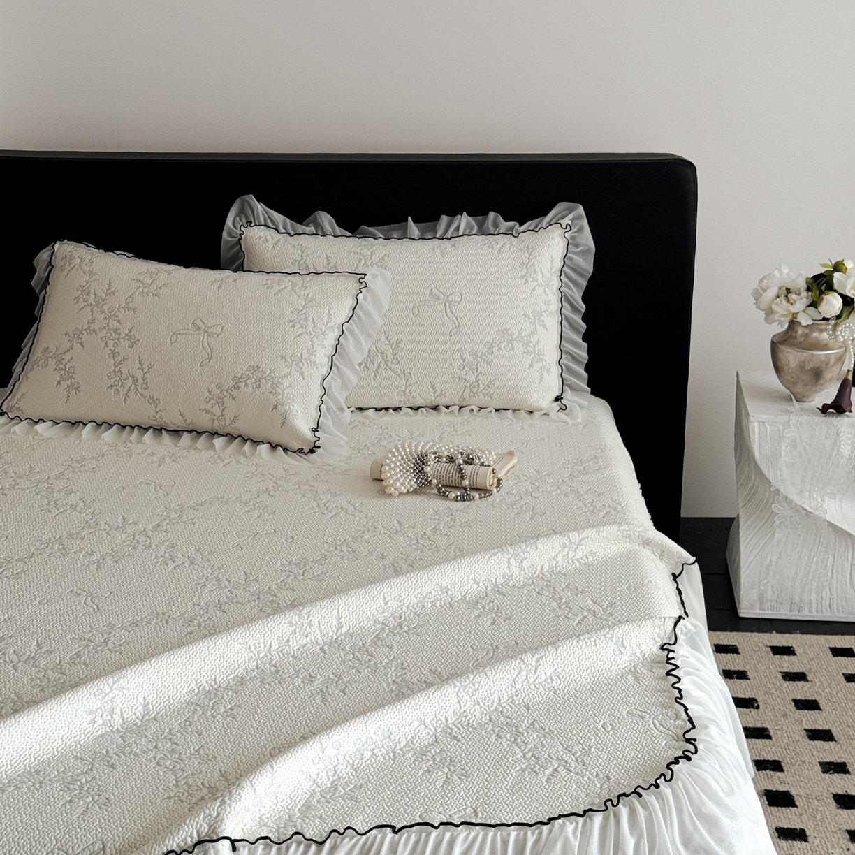 91家纺网 家纺一手货源 找家纺 （总）羚羊语家纺 2026新款韩式PE提花凉泡泡席床裙款中分子【凉感值>2.0】花边乙纶冰豆豆夏季凉感冰丝软席三件套