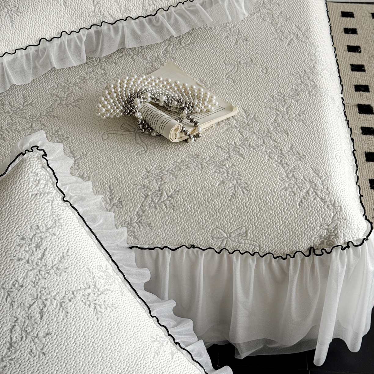 91家纺网 家纺一手货源 找家纺 （总）羚羊语家纺 2026新款韩式PE提花凉泡泡席床裙款中分子【凉感值>2.0】花边乙纶冰豆豆夏季凉感冰丝软席三件套