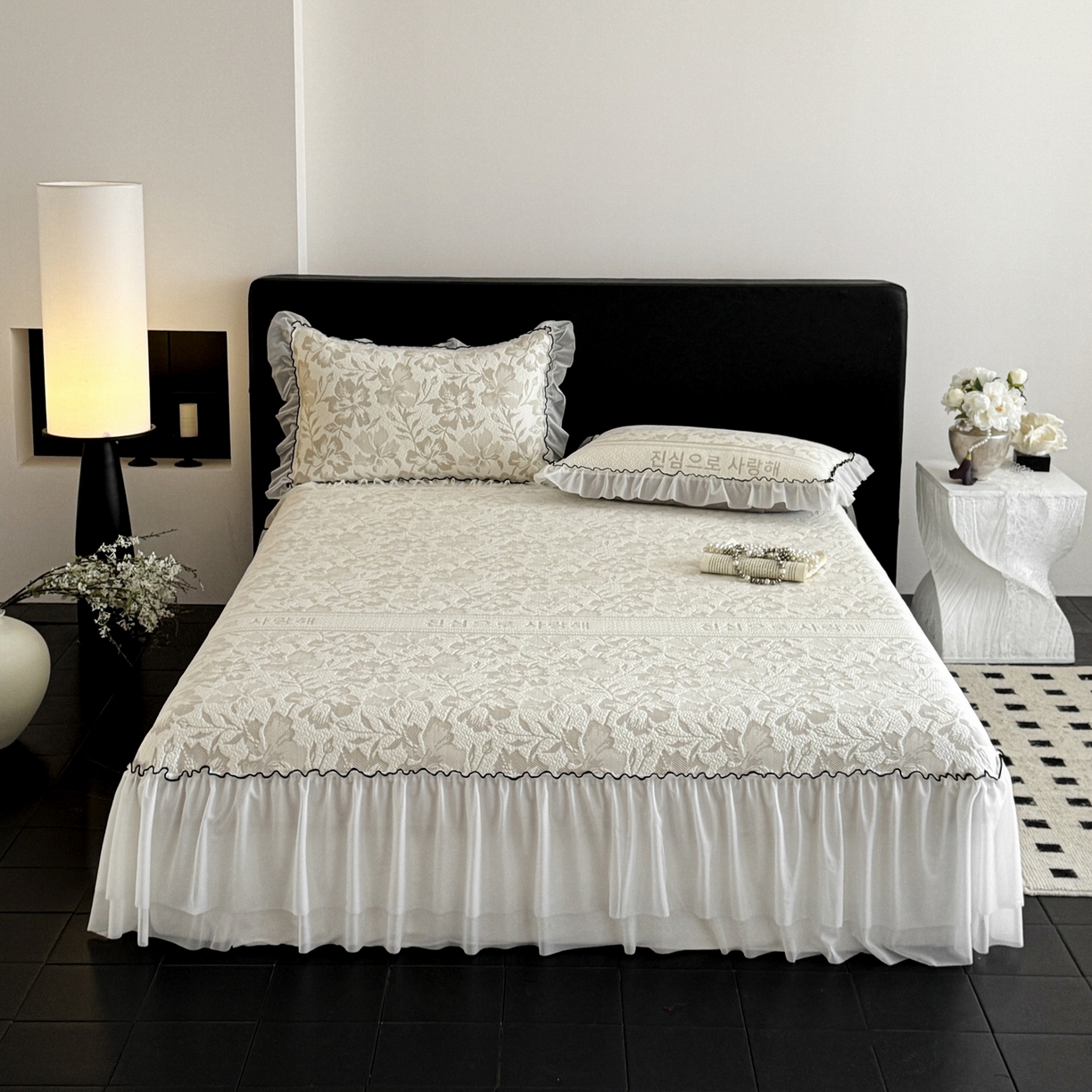 91家纺网 家纺一手货源 找家纺 羚羊语家纺 2026新款韩式PE提花凉泡泡席床裙款中分子【凉感值>2.0】花边乙纶冰豆豆夏季凉感冰丝软席三件套 白月光-陌上花（配洗护袋）