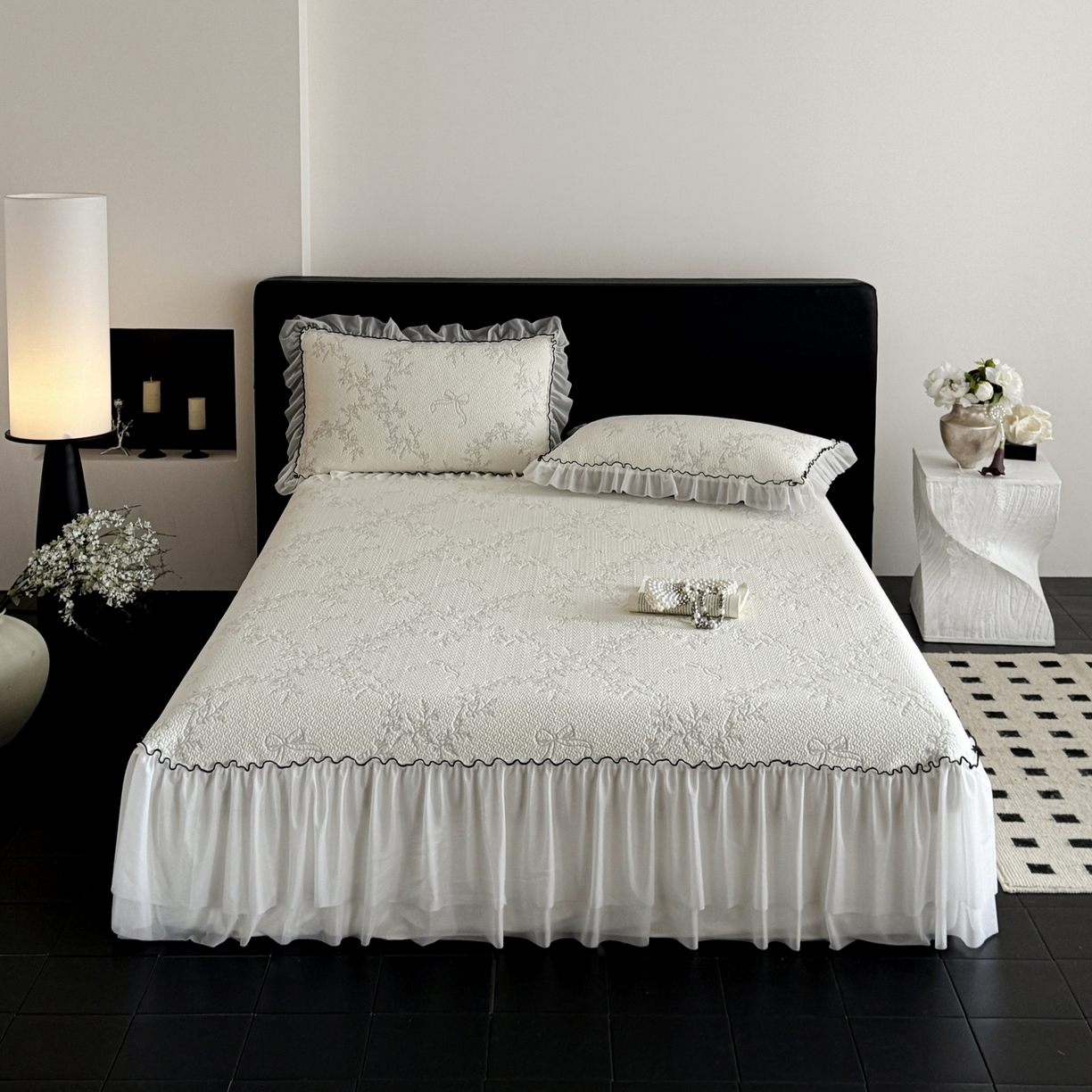 91家纺网 家纺一手货源 找家纺 羚羊语家纺 2026新款韩式PE提花凉泡泡席床裙款中分子【凉感值>2.0】花边乙纶冰豆豆夏季凉感冰丝软席三件套 白月光-清风（配洗护袋）