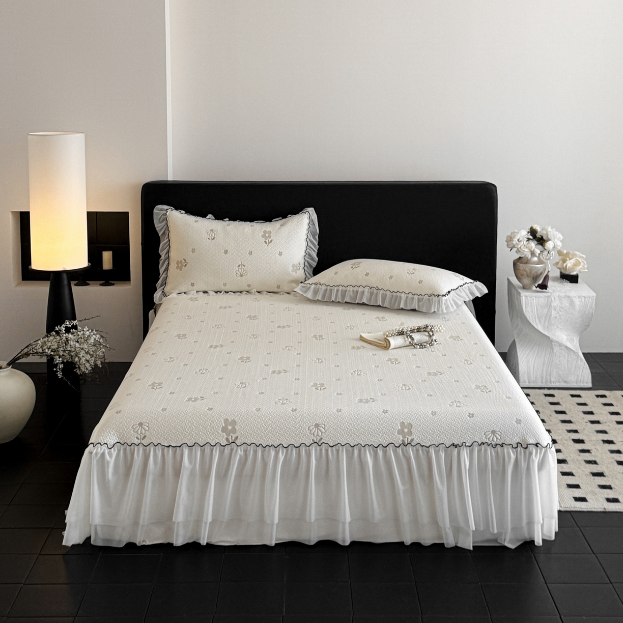 91家纺网 家纺一手货源 找家纺 羚羊语家纺 2026新款韩式PE提花凉泡泡席床裙款中分子【凉感值>2.0】花边乙纶冰豆豆夏季凉感冰丝软席三件套 白月光-小雏菊（配洗护袋）