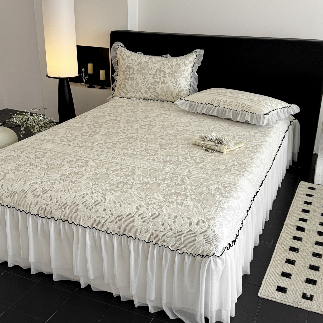 91家纺网 家纺一手货源 找家纺 羚羊语家纺 2026新款韩式PE提花凉泡泡席床裙款中分子【凉感值>2.0】花边乙纶冰豆豆夏季凉感冰丝软席三件套 白月光-陌上花（配洗护袋）