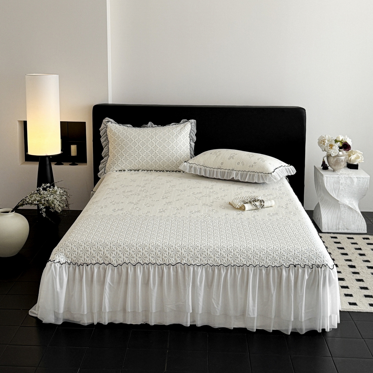 91家纺网 家纺一手货源 找家纺 羚羊语家纺 2026新款韩式PE提花凉泡泡席床裙款中分子【凉感值>2.0】花边乙纶冰豆豆夏季凉感冰丝软席三件套 白月光-萱草（配洗护袋）