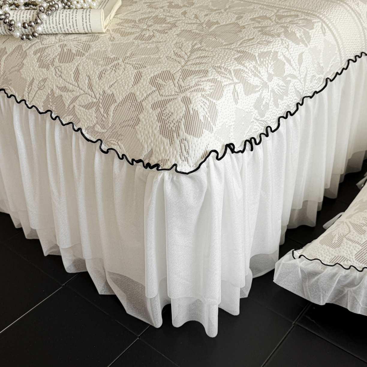 91家纺网 家纺一手货源 找家纺 羚羊语家纺 2026新款韩式PE提花凉泡泡席床裙款中分子【凉感值>2.0】花边乙纶冰豆豆夏季凉感冰丝软席三件套 白月光-陌上花（配洗护袋）