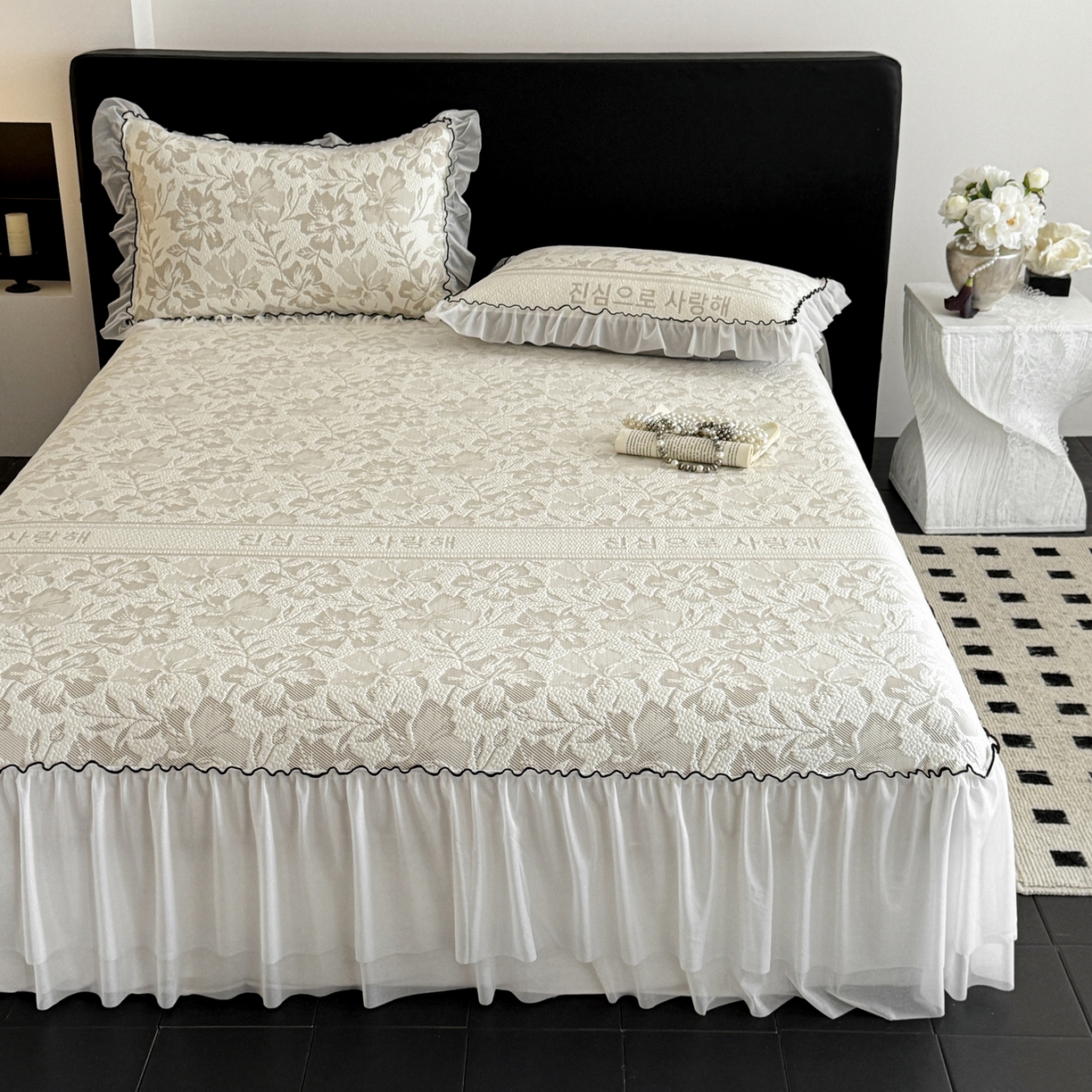 91家纺网 家纺一手货源 找家纺 羚羊语家纺 2026新款韩式PE提花凉泡泡席床裙款中分子【凉感值>2.0】花边乙纶冰豆豆夏季凉感冰丝软席三件套 白月光-陌上花（配洗护袋）