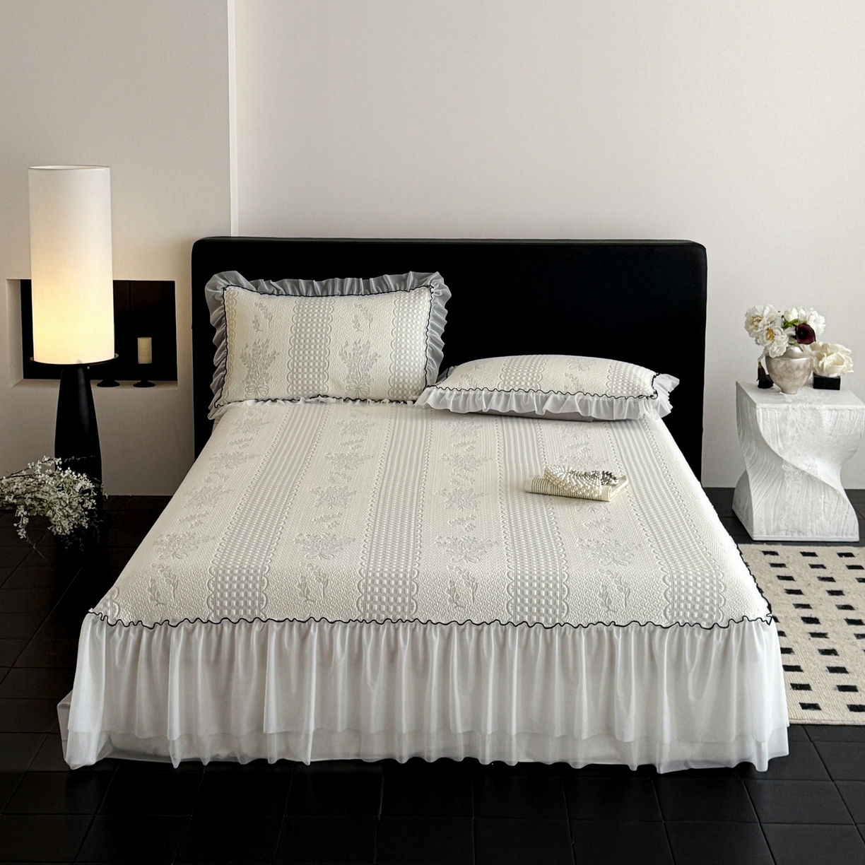 91家纺网 家纺一手货源 找家纺 羚羊语家纺 2026新款韩式PE提花凉泡泡席床裙款中分子【凉感值>2.0】花边乙纶冰豆豆夏季凉感冰丝软席三件套 白月光-铃兰（配洗护袋）