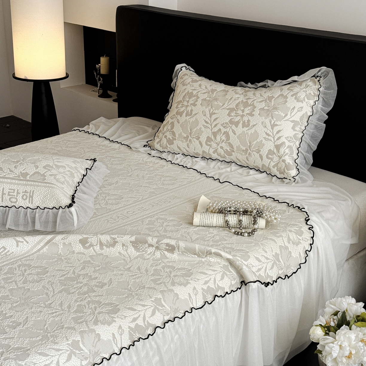 91家纺网 家纺一手货源 找家纺 羚羊语家纺 2026新款韩式PE提花凉泡泡席床裙款中分子【凉感值>2.0】花边乙纶冰豆豆夏季凉感冰丝软席三件套 白月光-陌上花（配洗护袋）