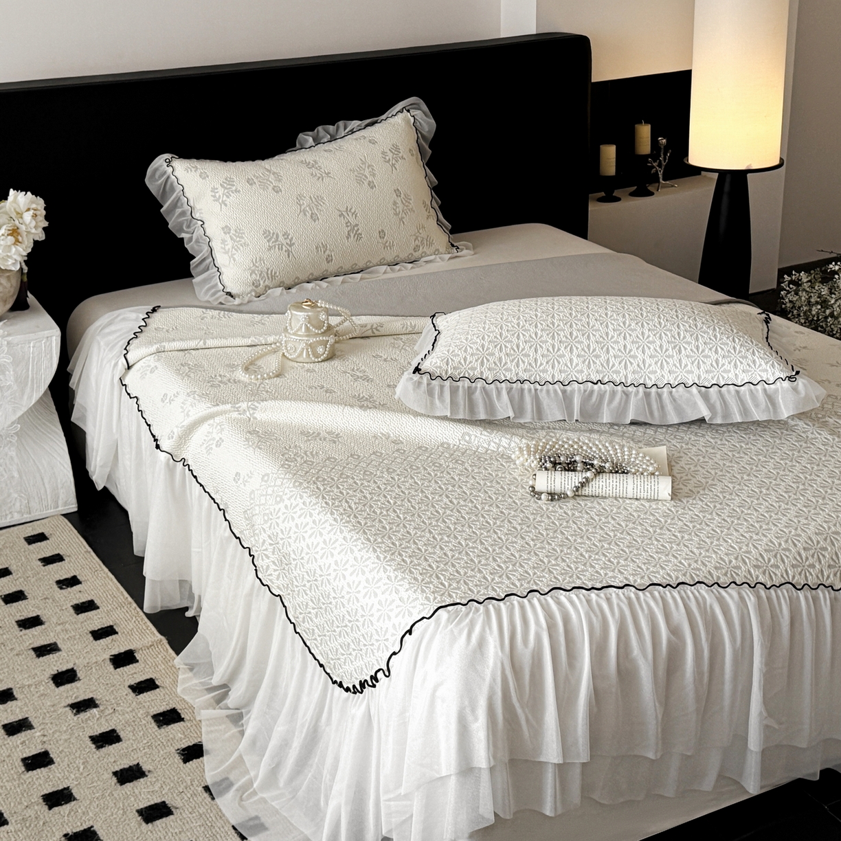 91家纺网 家纺一手货源 找家纺 羚羊语家纺 2026新款韩式PE提花凉泡泡席床裙款中分子【凉感值>2.0】花边乙纶冰豆豆夏季凉感冰丝软席三件套 白月光-萱草（配洗护袋）