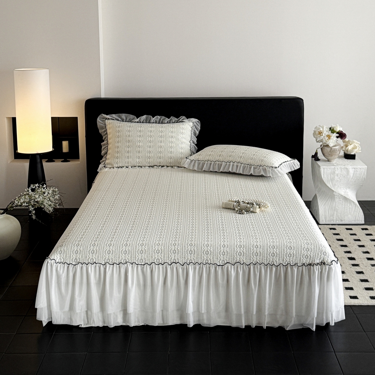 91家纺网 家纺一手货源 找家纺 羚羊语家纺 2026新款韩式PE提花凉泡泡席床裙款中分子【凉感值>2.0】花边乙纶冰豆豆夏季凉感冰丝软席三件套 白月光-夏韵（配洗护袋）