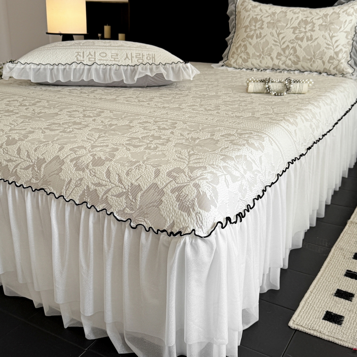 91家纺网 家纺一手货源 找家纺 羚羊语家纺 2026新款韩式PE提花凉泡泡席床裙款中分子【凉感值>2.0】花边乙纶冰豆豆夏季凉感冰丝软席三件套 白月光-陌上花（配洗护袋）