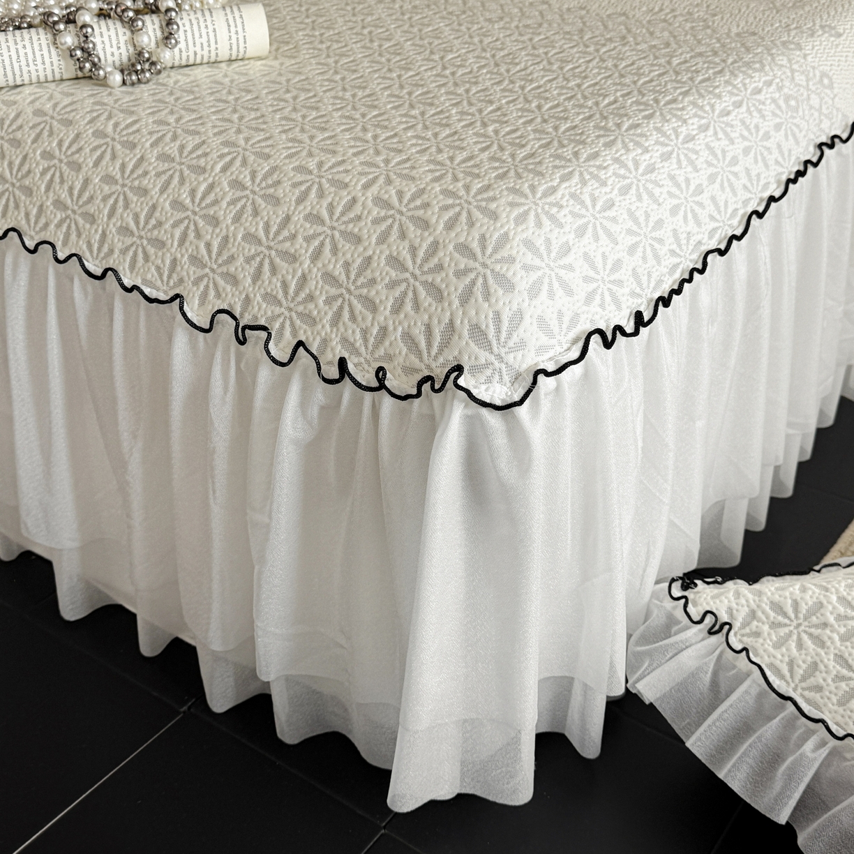 91家纺网 家纺一手货源 找家纺 羚羊语家纺 2026新款韩式PE提花凉泡泡席床裙款中分子【凉感值>2.0】花边乙纶冰豆豆夏季凉感冰丝软席三件套 白月光-萱草（配洗护袋）