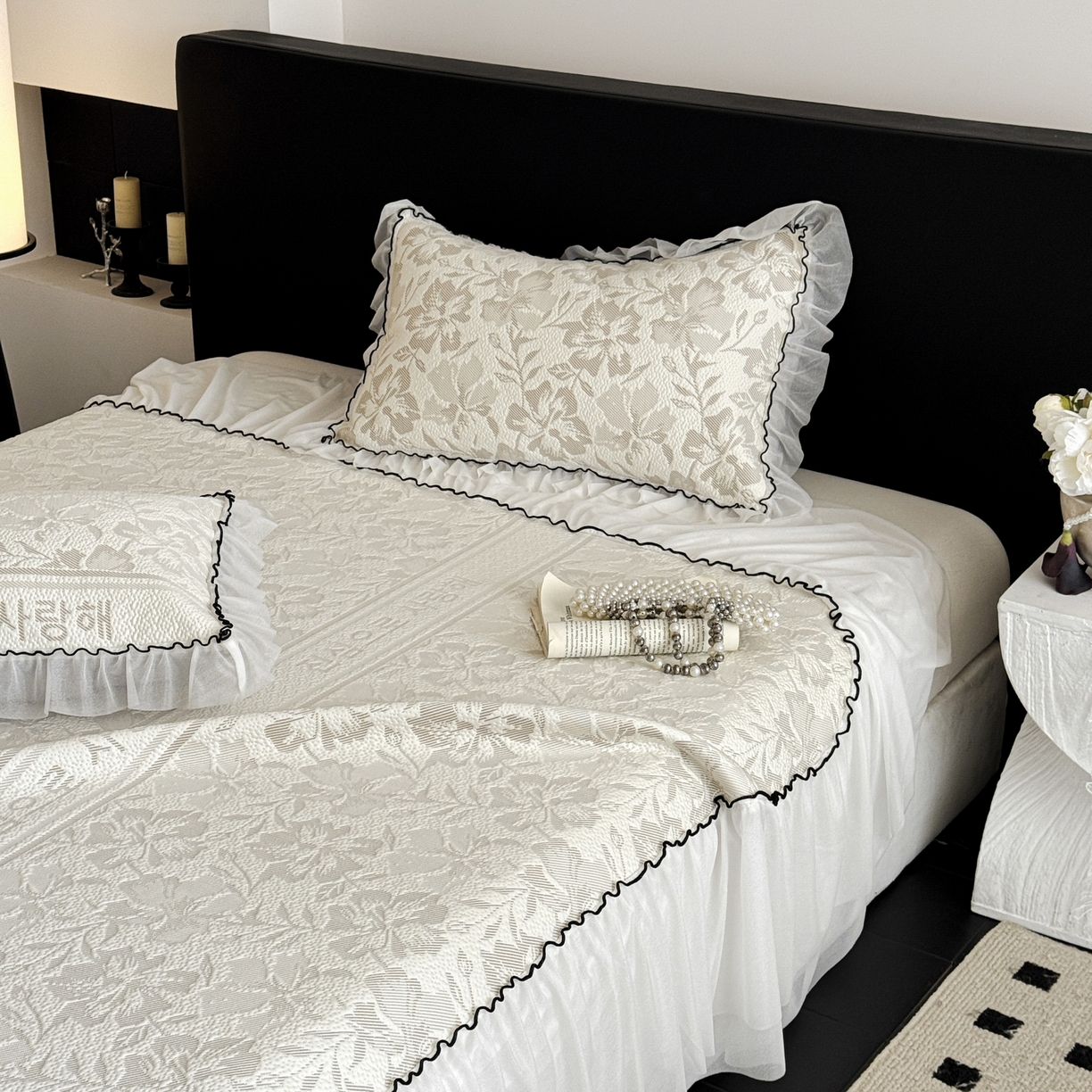 91家纺网 家纺一手货源 找家纺 羚羊语家纺 2026新款韩式PE提花凉泡泡席床裙款中分子【凉感值>2.0】花边乙纶冰豆豆夏季凉感冰丝软席三件套 白月光-陌上花（配洗护袋）