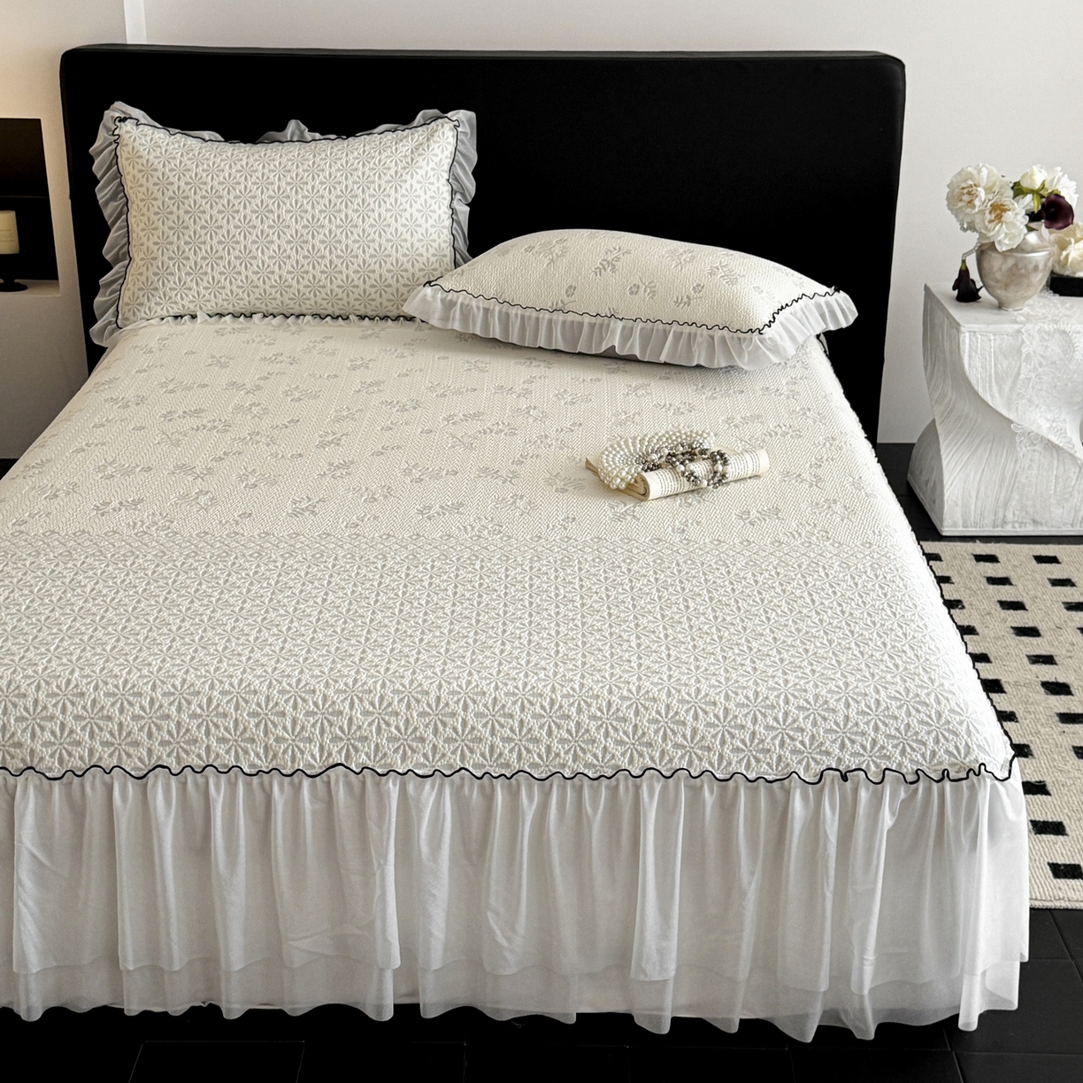 91家纺网 家纺一手货源 找家纺 羚羊语家纺 2026新款韩式PE提花凉泡泡席床裙款中分子【凉感值>2.0】花边乙纶冰豆豆夏季凉感冰丝软席三件套 白月光-萱草（配洗护袋）