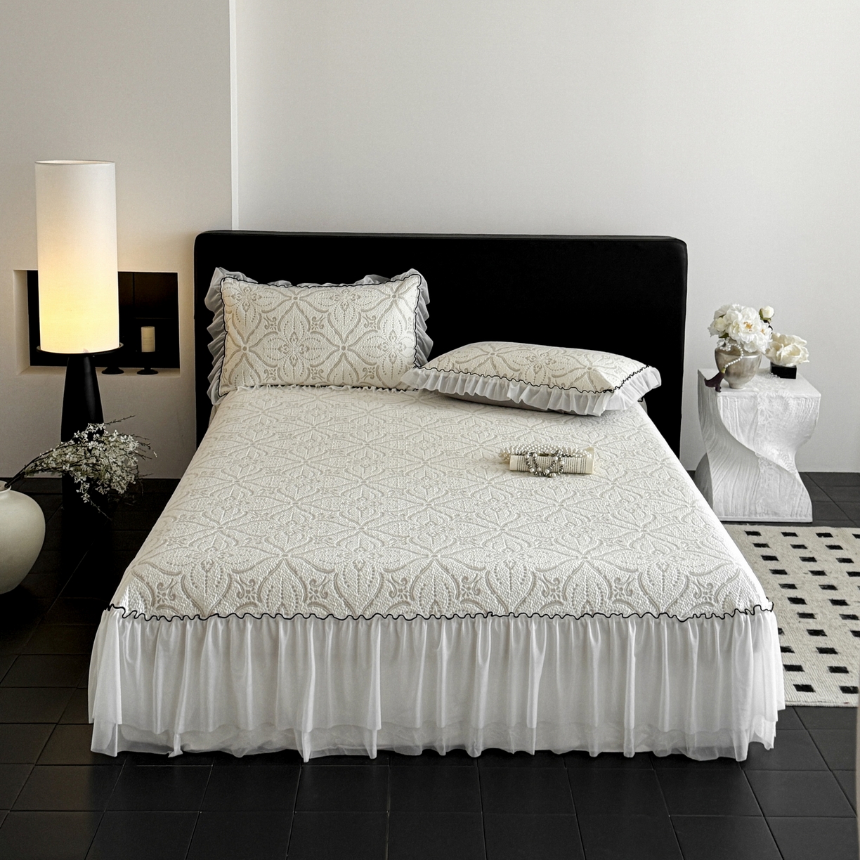 91家纺网 家纺一手货源 找家纺 羚羊语家纺 2026新款韩式PE提花凉泡泡席床裙款中分子【凉感值>2.0】花边乙纶冰豆豆夏季凉感冰丝软席三件套 白月光-澜庭（配洗护袋）