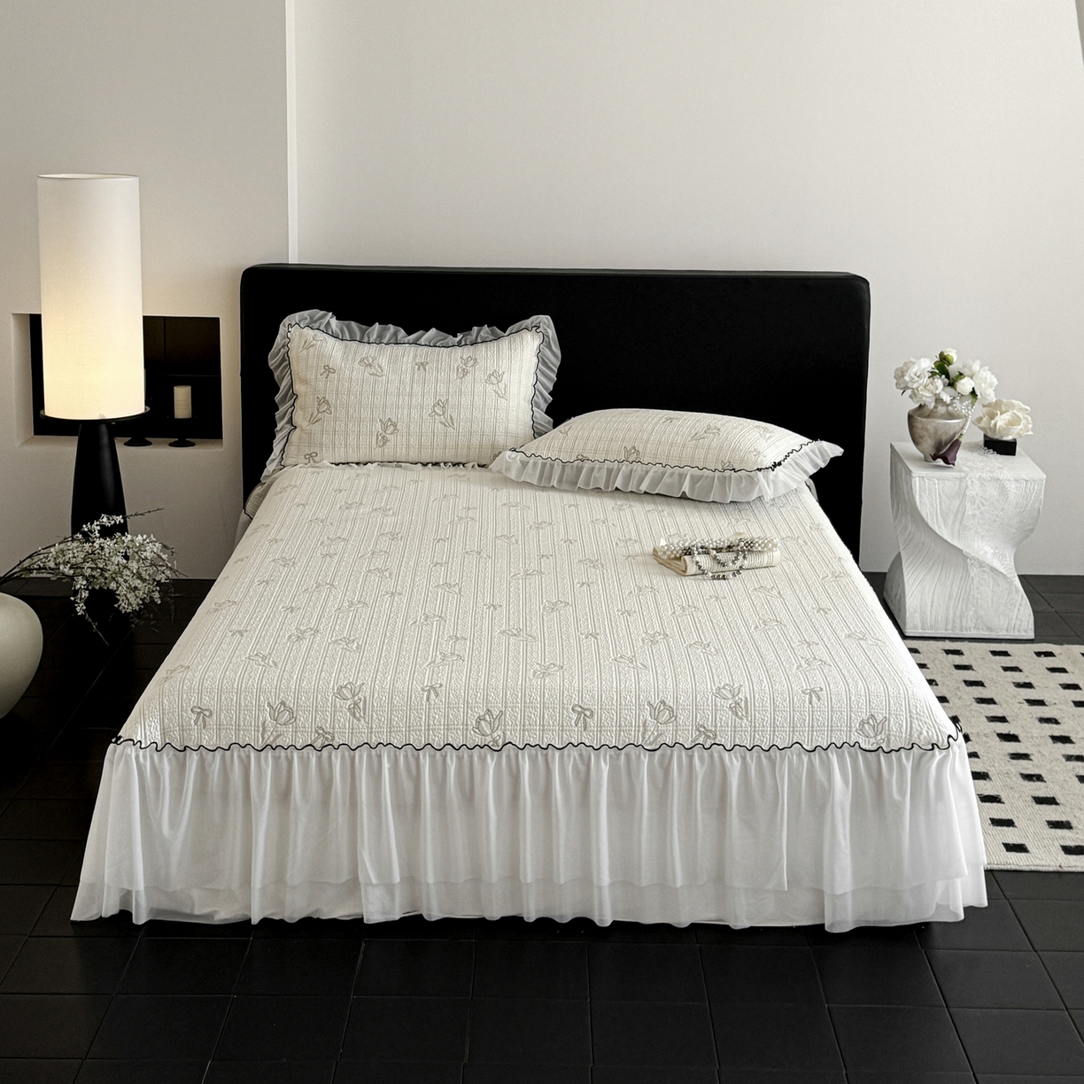 91家纺网 家纺一手货源 找家纺 羚羊语家纺 2026新款韩式PE提花凉泡泡席床裙款中分子【凉感值>2.0】花边乙纶冰豆豆夏季凉感冰丝软席三件套 白月光-沐夏（配洗护袋）