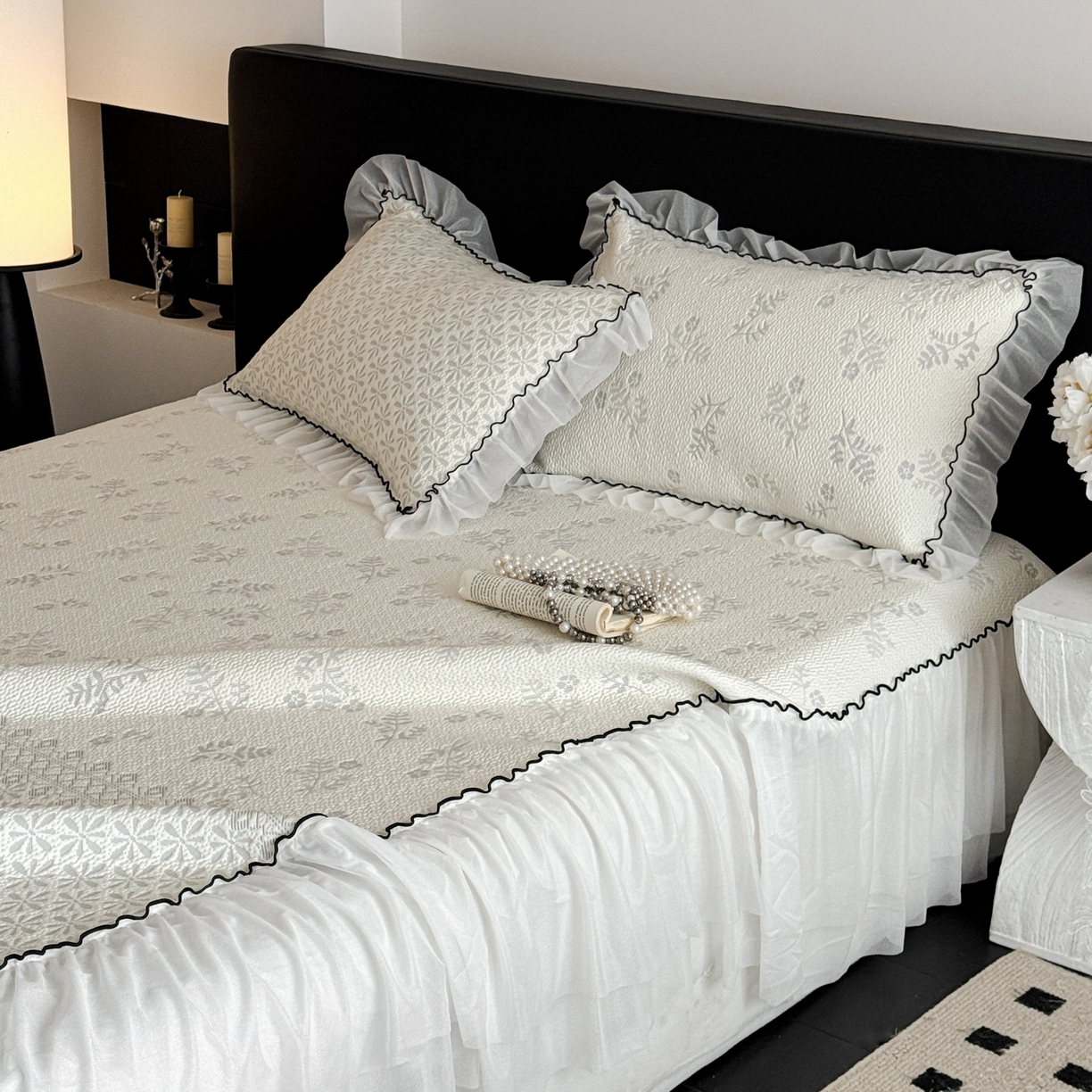 91家纺网 家纺一手货源 找家纺 羚羊语家纺 2026新款韩式PE提花凉泡泡席床裙款中分子【凉感值>2.0】花边乙纶冰豆豆夏季凉感冰丝软席三件套 白月光-萱草（配洗护袋）