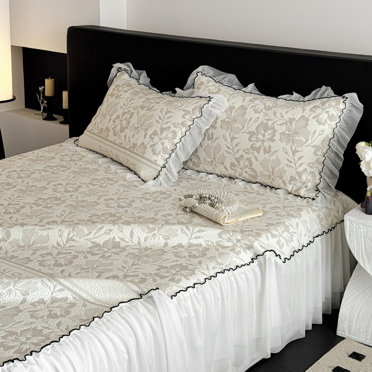 91家纺网 家纺一手货源 找家纺 羚羊语家纺 2026新款韩式PE提花凉泡泡席床裙款中分子【凉感值>2.0】花边乙纶冰豆豆夏季凉感冰丝软席三件套 白月光-陌上花（配洗护袋）