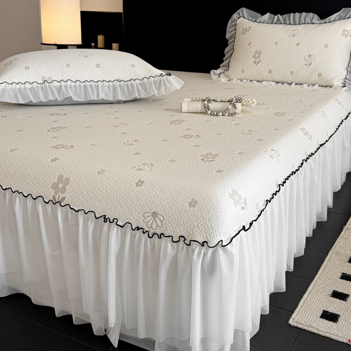 91家纺网 家纺一手货源 找家纺 羚羊语家纺 2026新款韩式PE提花凉泡泡席床裙款中分子【凉感值>2.0】花边乙纶冰豆豆夏季凉感冰丝软席三件套 白月光-小雏菊（配洗护袋）