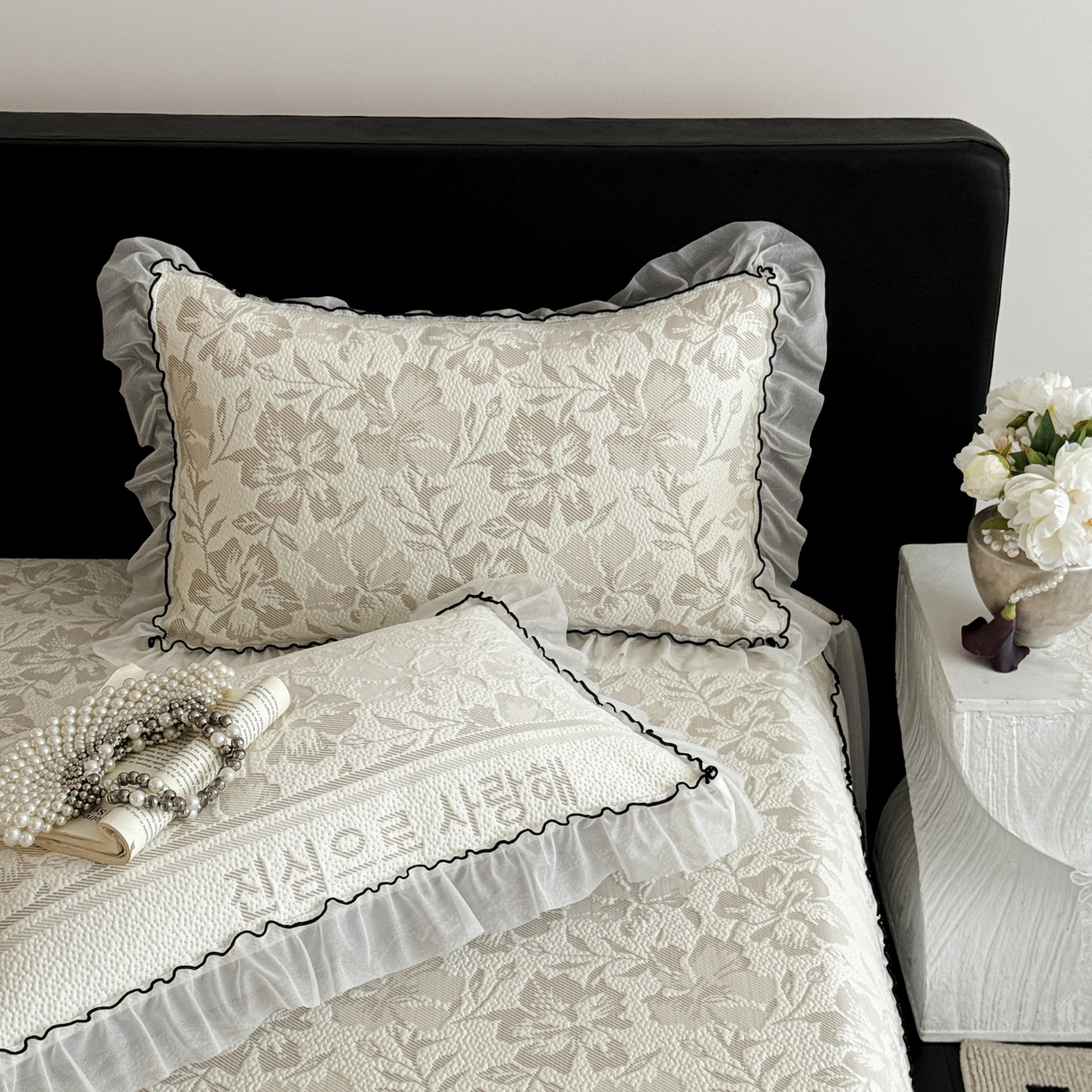 91家纺网 家纺一手货源 找家纺 羚羊语家纺 2026新款韩式PE提花凉泡泡席床裙款中分子【凉感值>2.0】花边乙纶冰豆豆夏季凉感冰丝软席三件套 白月光-陌上花（配洗护袋）