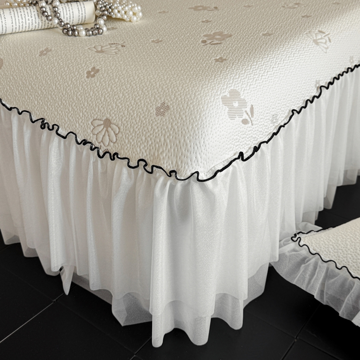 91家纺网 家纺一手货源 找家纺 羚羊语家纺 2026新款韩式PE提花凉泡泡席床裙款中分子【凉感值>2.0】花边乙纶冰豆豆夏季凉感冰丝软席三件套 白月光-小雏菊（配洗护袋）