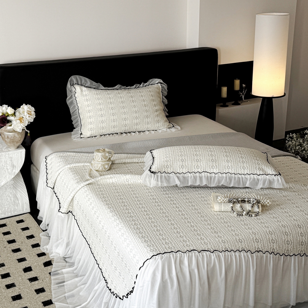 91家纺网 家纺一手货源 找家纺 羚羊语家纺 2026新款韩式PE提花凉泡泡席床裙款中分子【凉感值>2.0】花边乙纶冰豆豆夏季凉感冰丝软席三件套 白月光-夏韵（配洗护袋）