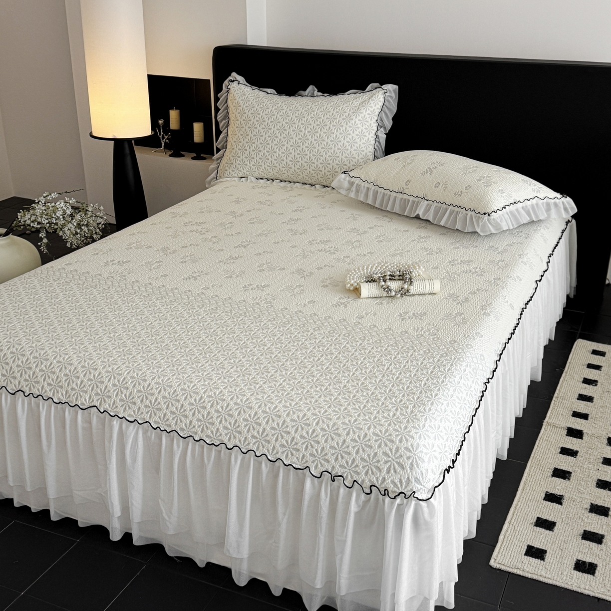 91家纺网 家纺一手货源 找家纺 羚羊语家纺 2026新款韩式PE提花凉泡泡席床裙款中分子【凉感值>2.0】花边乙纶冰豆豆夏季凉感冰丝软席三件套 白月光-萱草（配洗护袋）