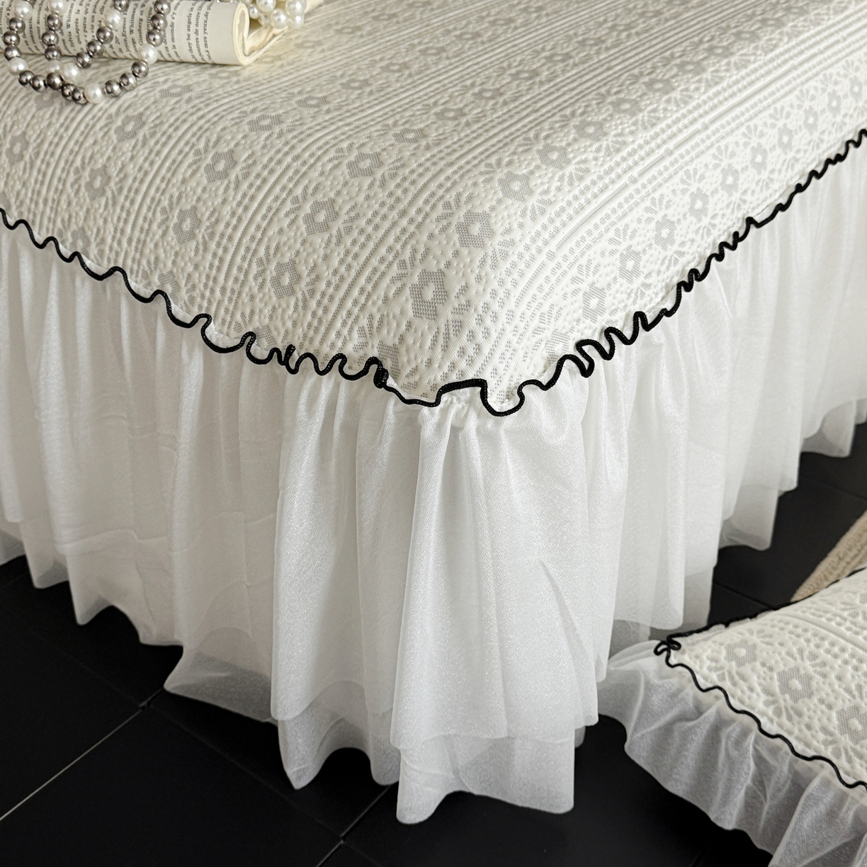 91家纺网 家纺一手货源 找家纺 羚羊语家纺 2026新款韩式PE提花凉泡泡席床裙款中分子【凉感值>2.0】花边乙纶冰豆豆夏季凉感冰丝软席三件套 白月光-夏韵（配洗护袋）