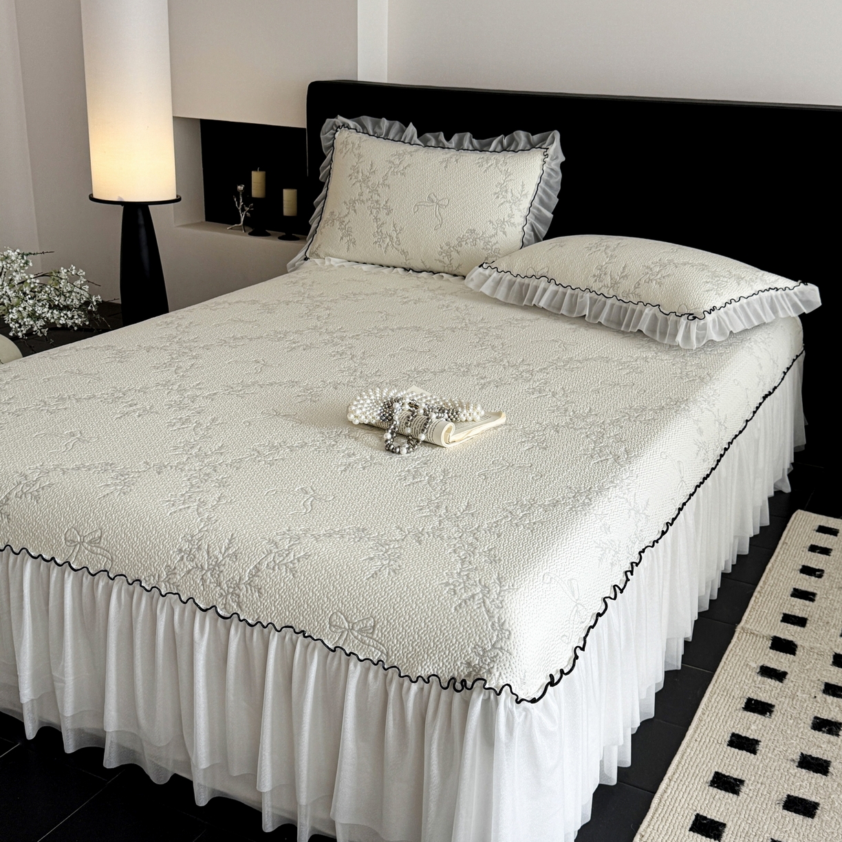 91家纺网 家纺一手货源 找家纺 羚羊语家纺 2026新款韩式PE提花凉泡泡席床裙款中分子【凉感值>2.0】花边乙纶冰豆豆夏季凉感冰丝软席三件套 白月光-清风（配洗护袋）